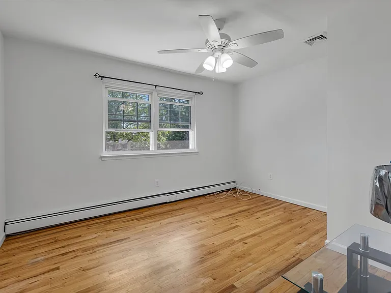 217 Bellerose Ave — Photo 14