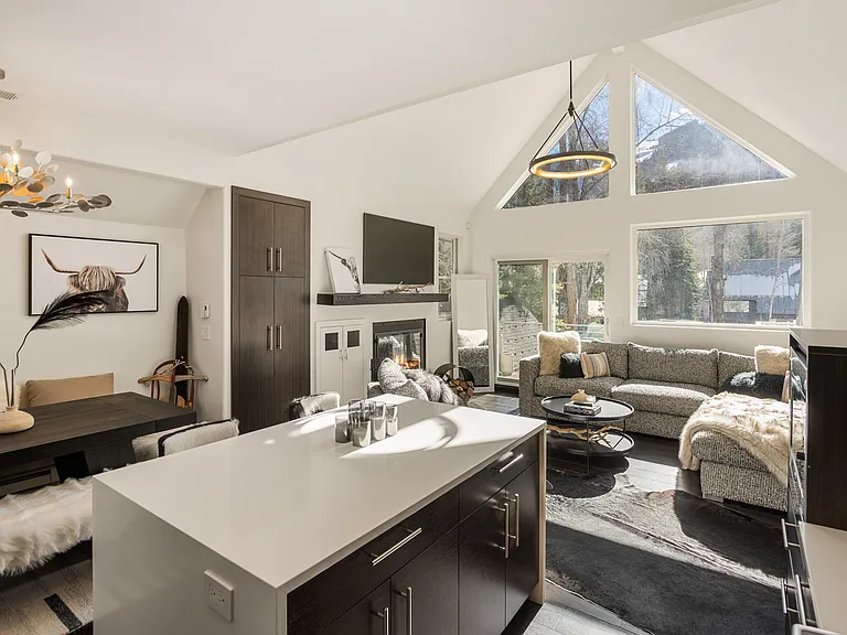 222 W Hopkins Ave — Photo 10