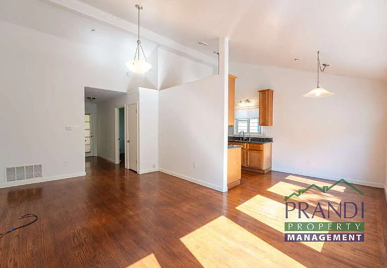 325 Montecito Ave — Photo 6