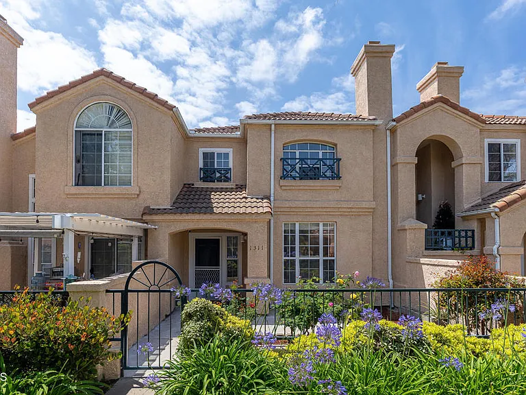 1311 Oyster Pl — Photo 1