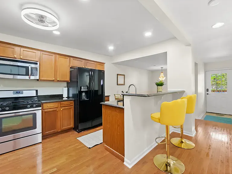 1140 W 17th St — Photo 11