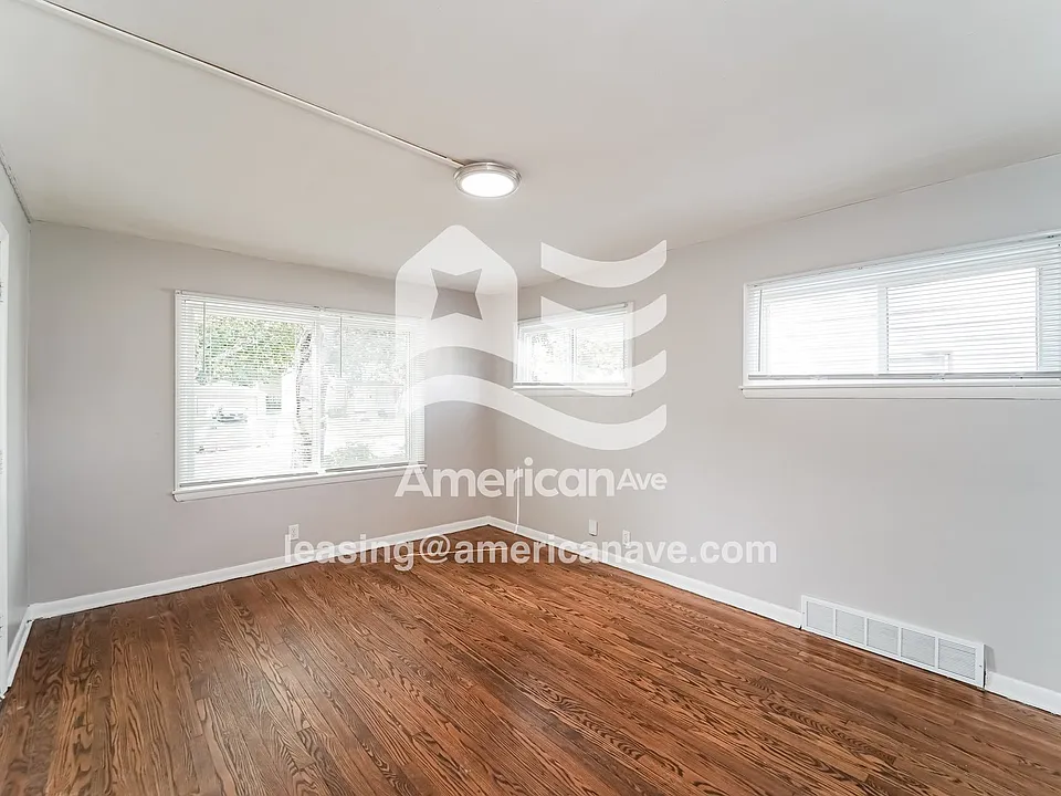 1323338_004_wm_-_living_room_13132722.jpg