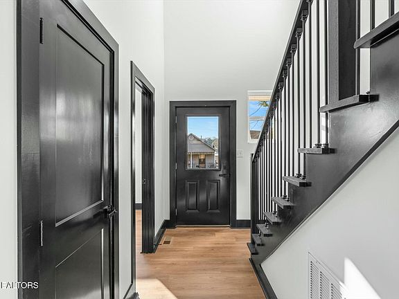 3rd image of 2343 Parkview Ave
