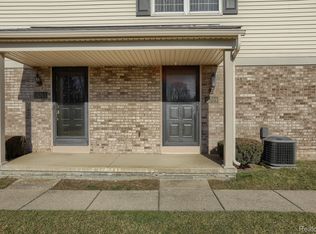 15709 N Franklin Dr, Clinton Township, MI 48038