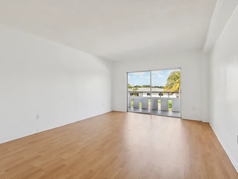 Esquire Apartments — Photo 21