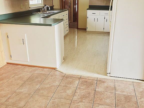 Dining area to kitchen