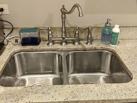 5th image of 634 Hinman Ave APT 2D
