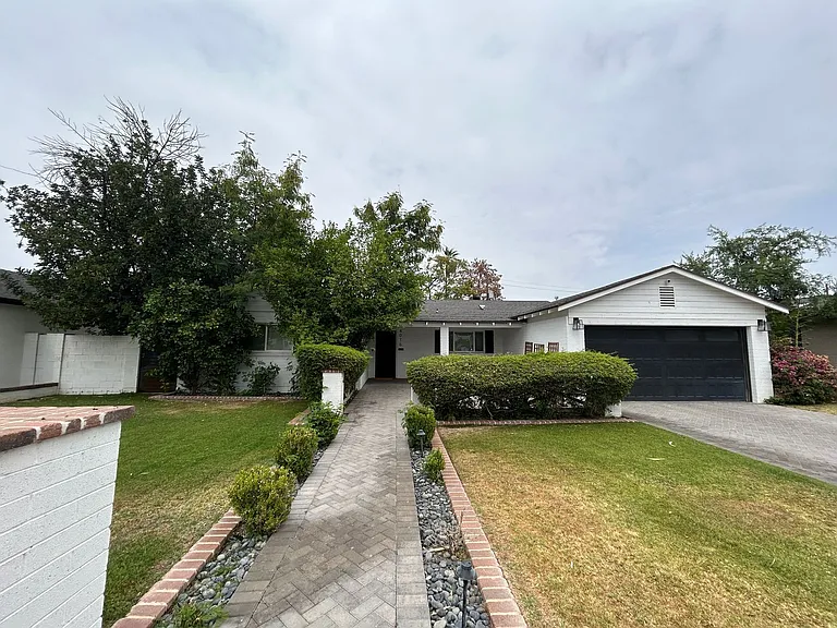 4016 E Avalon Dr — Photo 2