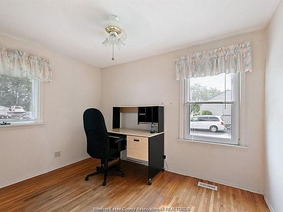 4th image of 1190 Eastbourne Ave