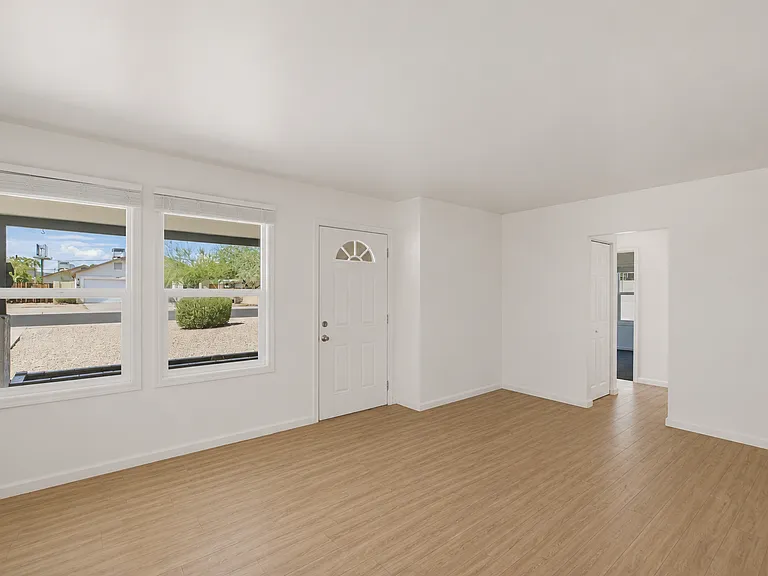 1005 E Mariposa St — Photo 5