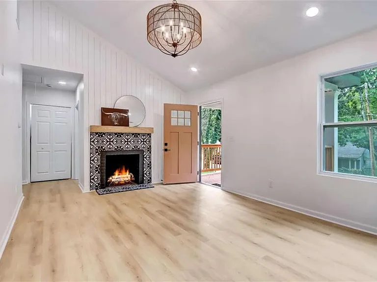 1200 Byewood Ln SW — Photo 6