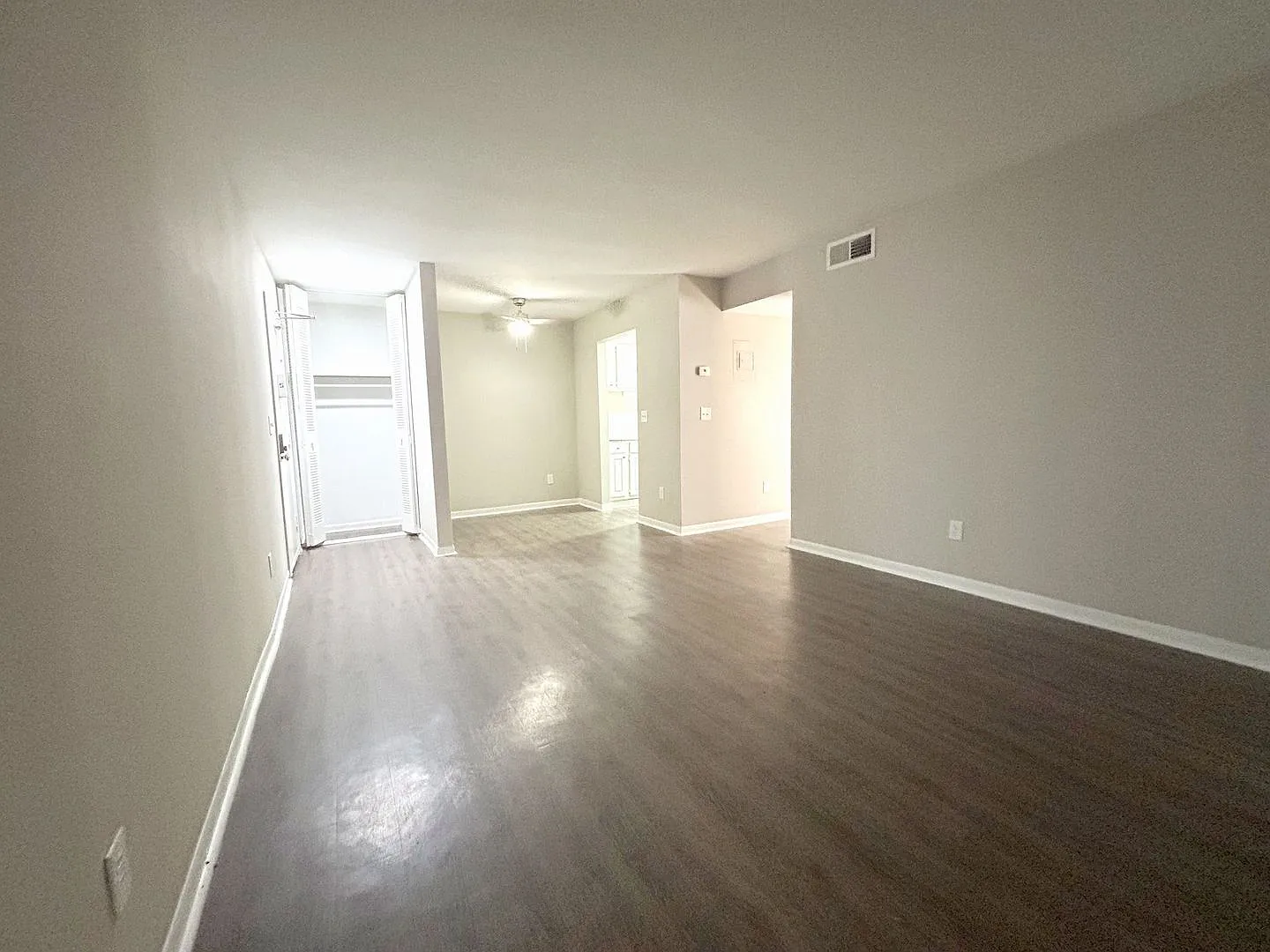 Updated, spacious 1st floor - 1 Bed, 1 Bath Condo close to Lynx Blue line, shopping, restaurants — Photo 4