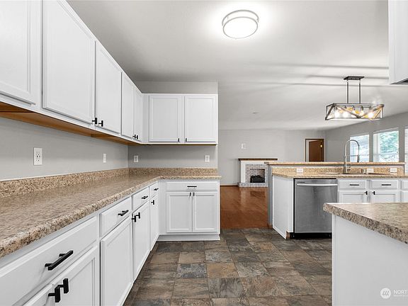 3rd image of 6803 Zenda Drive SE
