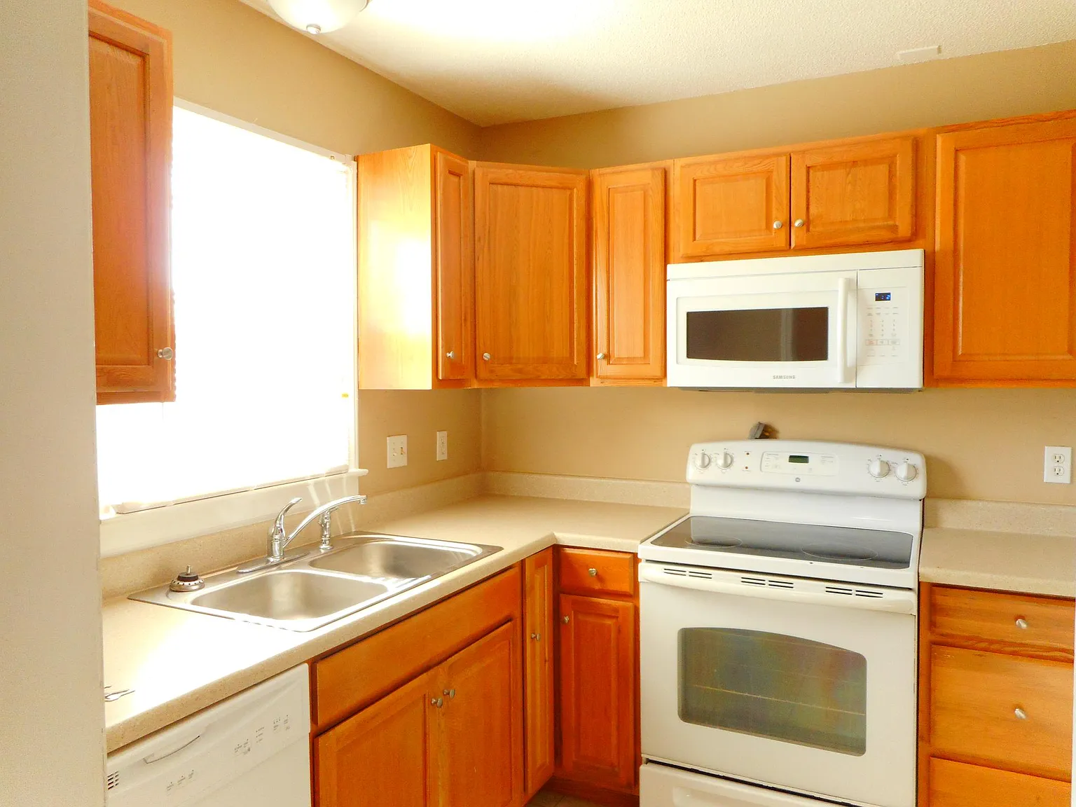 2 bed, 1.5 bath, 1044 sqft, $995 — Photo 2