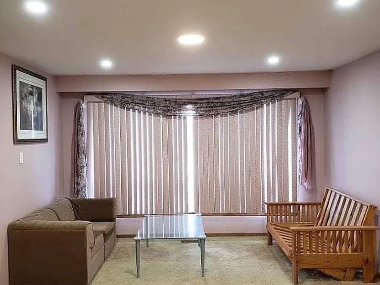 1010 Bloor St — Photo 2