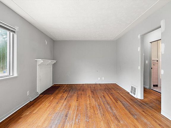 3rd image of 310 Eola St SE