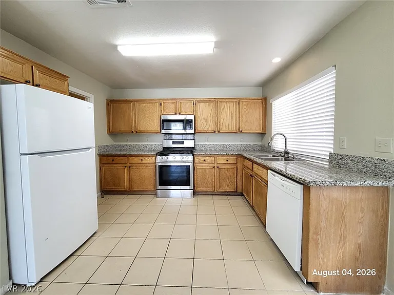 8236 W Rochelle Ave — Photo 4