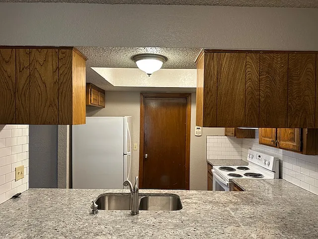 13733 Fairhill Ave — Photo 5