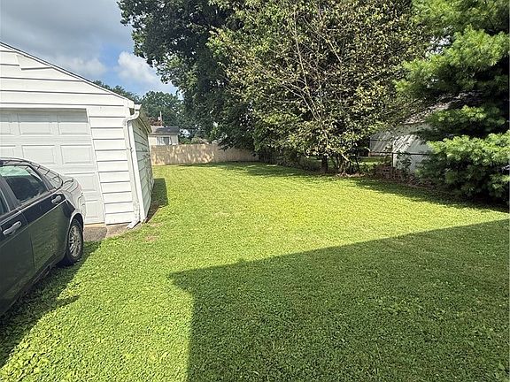 3rd image of 1880 Maurice St