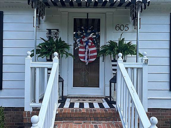 3rd image of 605 W Roseboro St