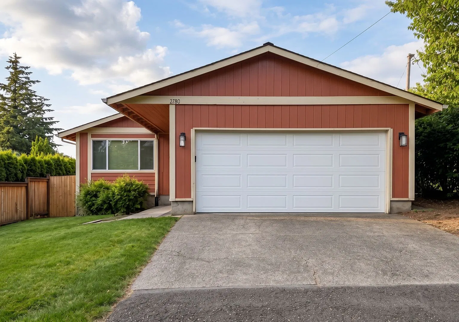 *Holiday Special! Second Full Month of Rent Free!* Neat and Tidy 3 Bedroom, 2 Bath Home in West Linn — Photo 1
