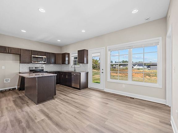 5th image of 2778 Cedrus Ave