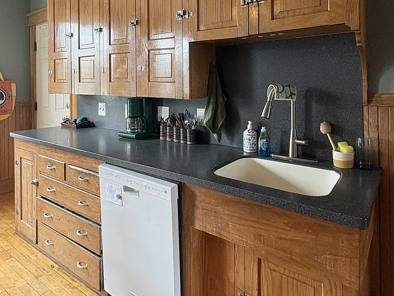 190 East Ave #2 — Photo 4