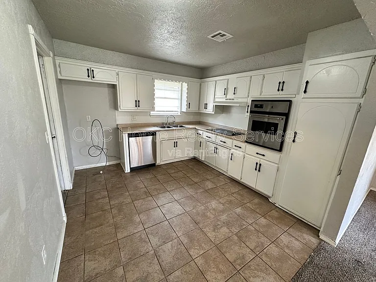8417 S Villa Ave — Photo 5