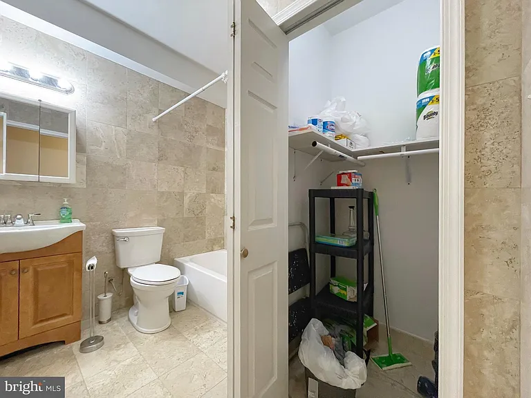 1131 Green St #1 — Photo 8