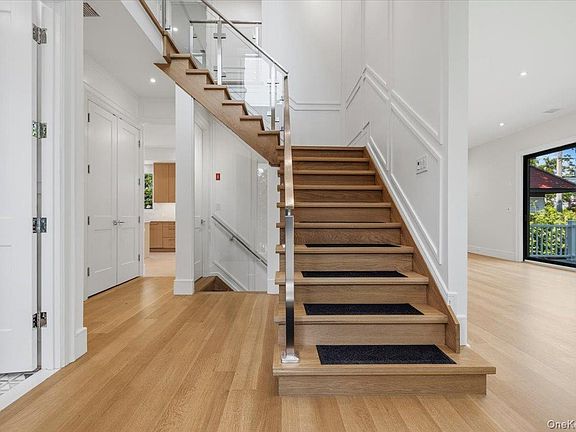 4th image of 8 Sealy Drive