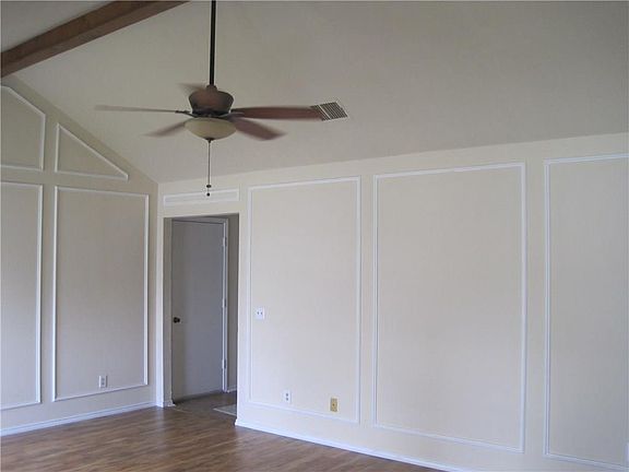 3rd image of 338 Pin Oak Ln