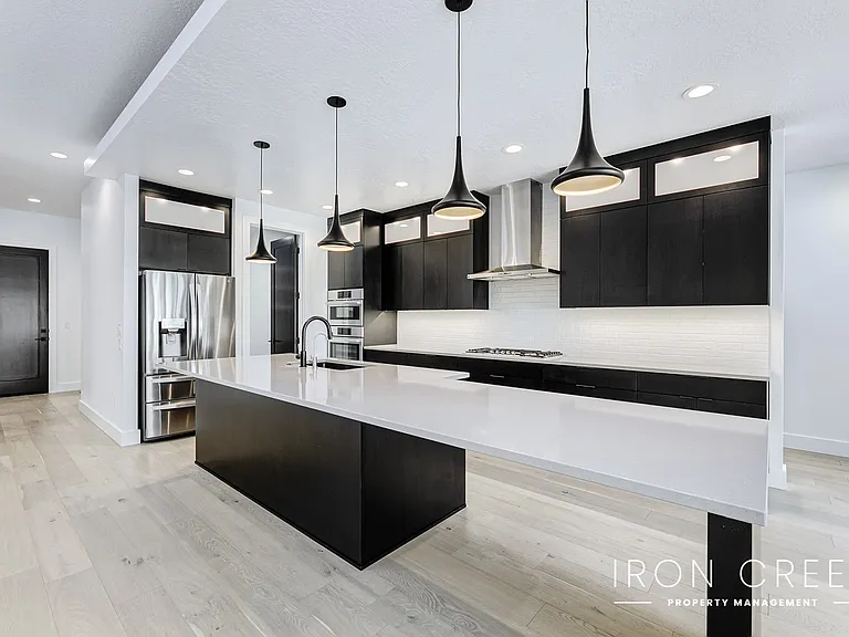 2285 S Aburge Ave — Photo 3