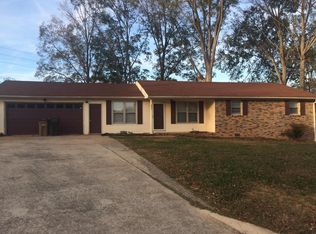 402 Wildwood Cir SW, Decatur, AL 35601