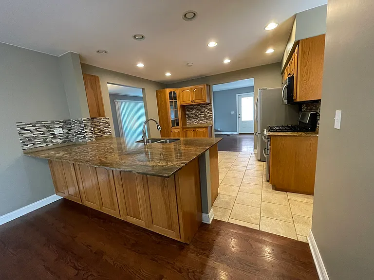 2241 Lee St — Photo 10