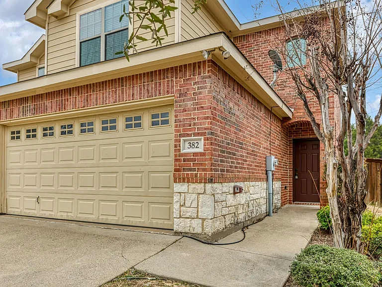 382 Armstrong Ln — Photo 2