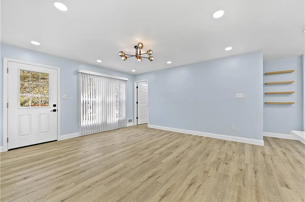 4 bed, 1196 sqft, $3,700 — Photo 3