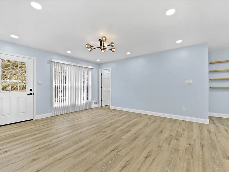 1728 Wayland Cir — Photo 3