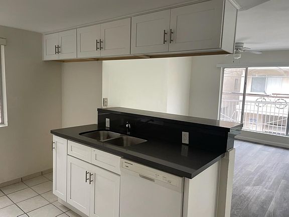 3rd image of 525 Monterey Blvd