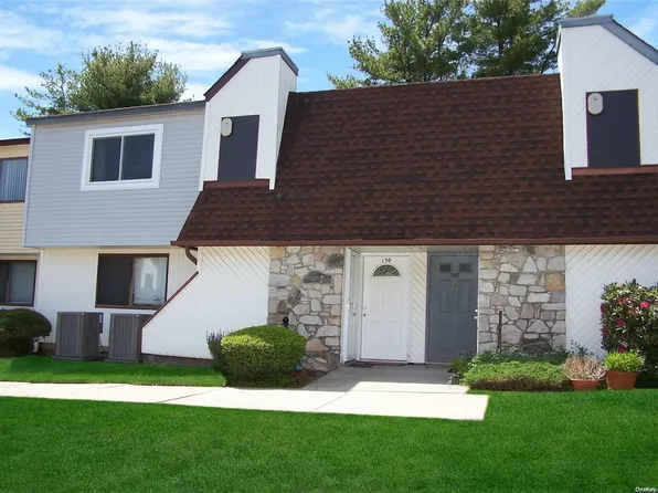 150 POINTE CIR N #150, Coram, NY 11727