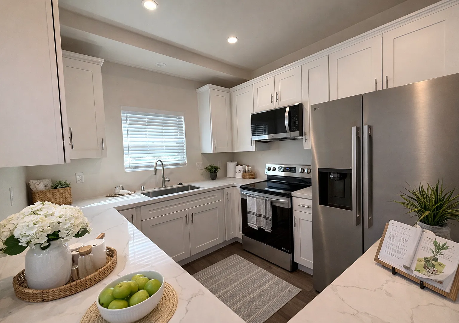 4BD/2BA on East Falls! Rooftop Deck! Amazing Views! — Photo 1