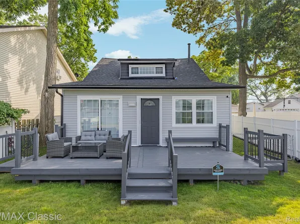 8665 Cooley Lake Rd, Commerce Township, MI 48382