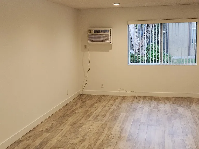 Sherman Pines Apartments — Photo 19