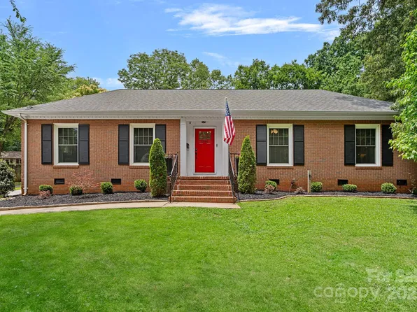6946 Woodstock Dr, Charlotte, NC 28210