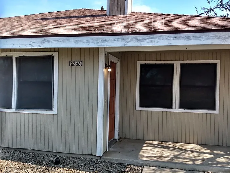 2253 N 10th Ave — Photo 1