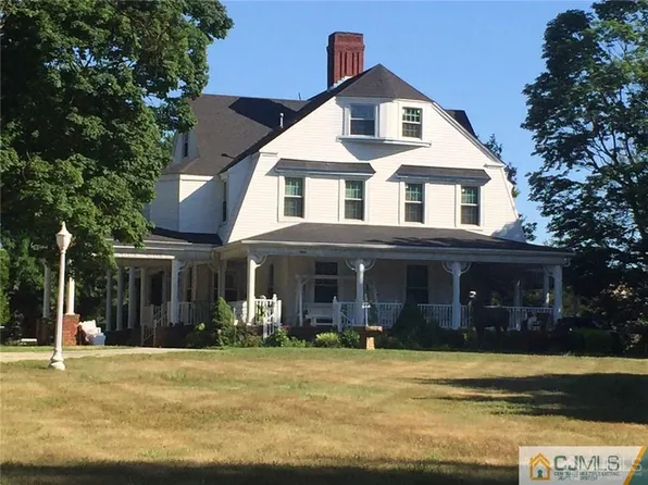 15 High St, Helmetta, NJ 08828