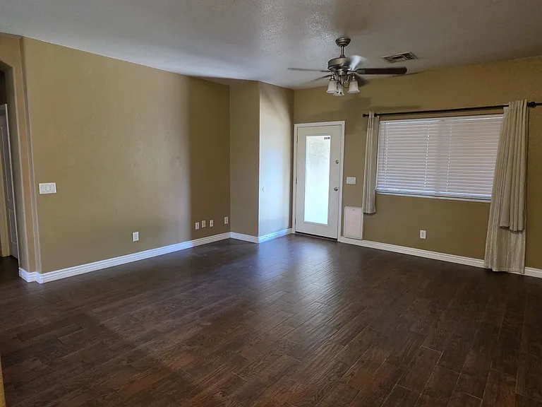 12513 W Adams St — Photo 9
