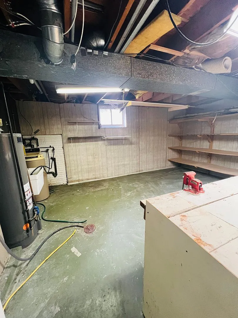 Large 4 Bedroom House in Iowa City — Photo 3