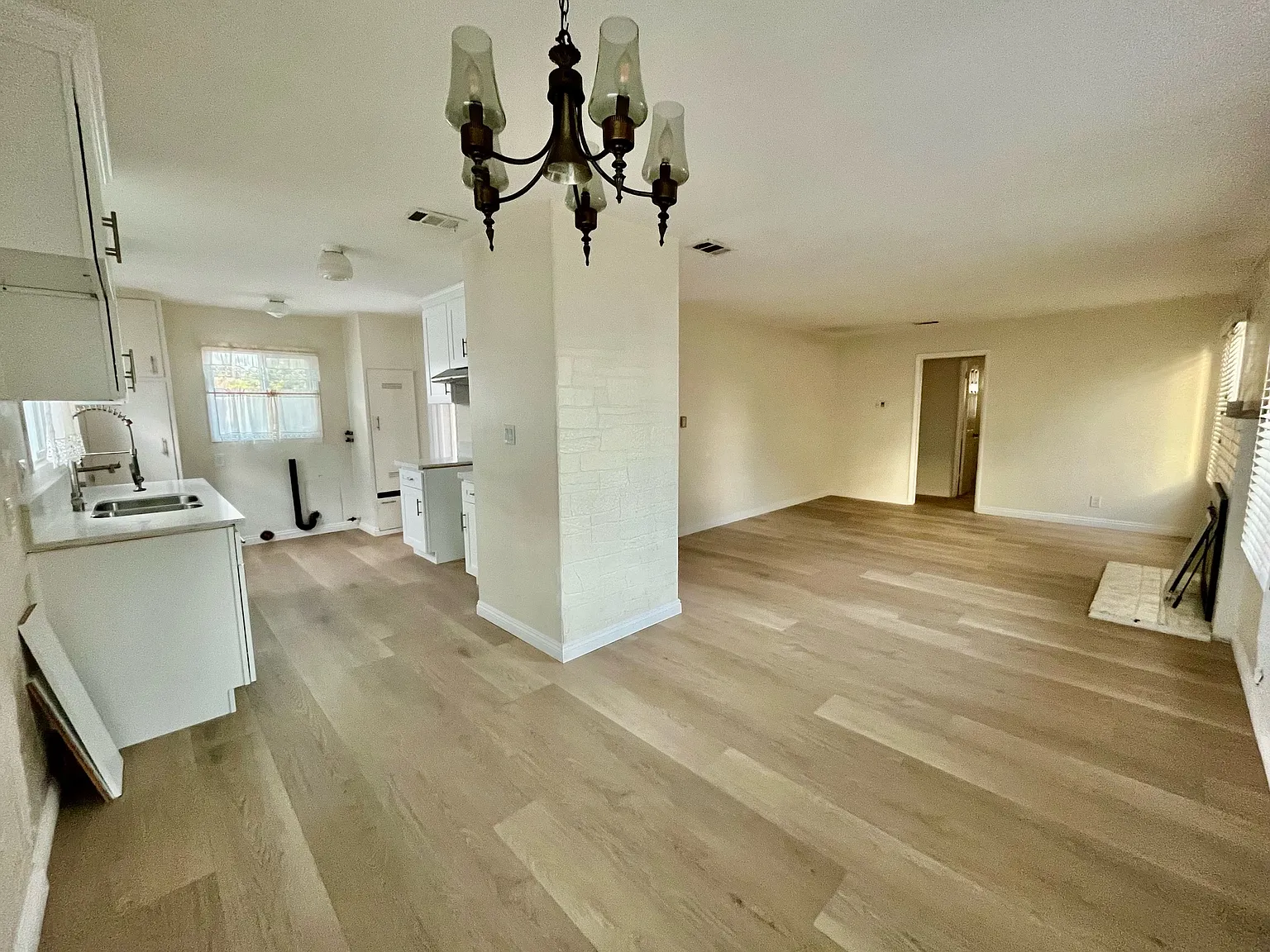 3 bed, 1.5 bath, 1168 sqft, $3,900 — Photo 3