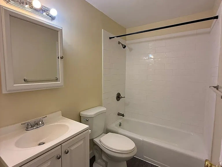 377 Stanley St — Photo 10