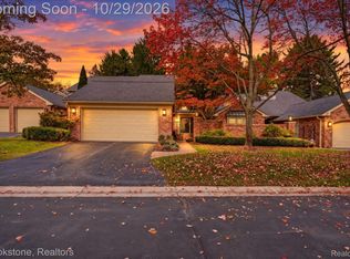 24118 Bingham Pointe Dr, Franklin, MI 48025